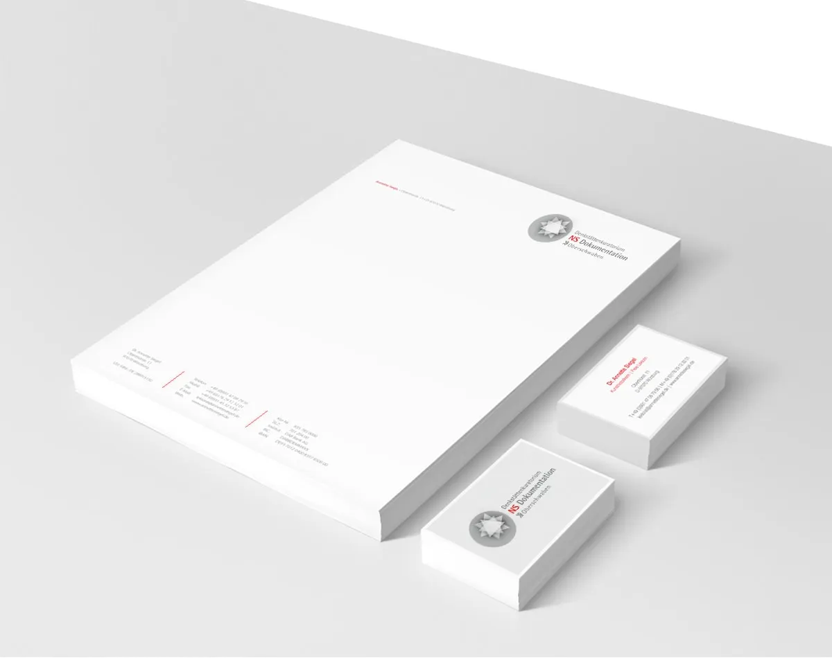 Letterhead and business cards of the Denkstättenkuratorium with a grey signet and red typography